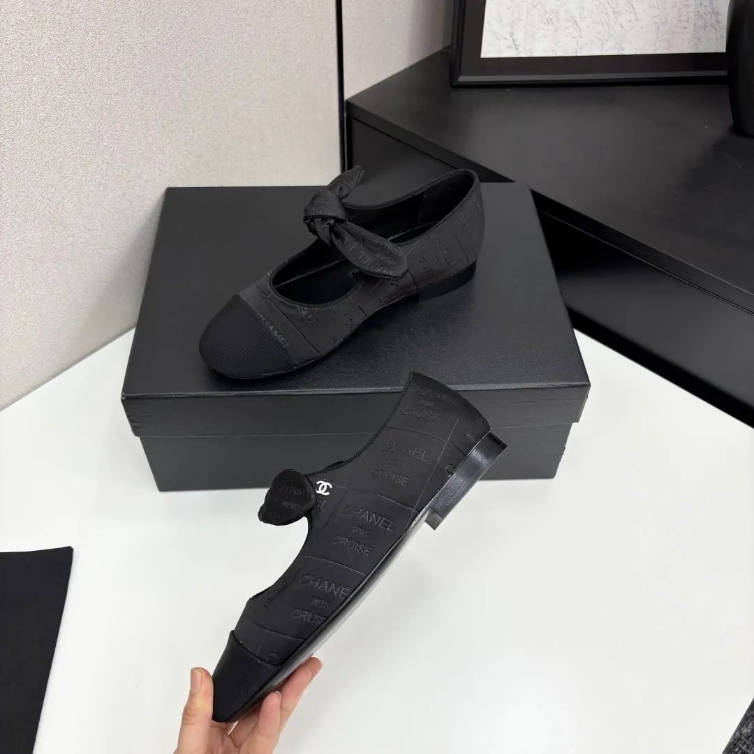 👟👟Ex-factory price 600👟👟 CHANEL Chanel Little Fragrance Style 2025C Early spring Milan catwalk style super hot bow Mary Jane shoes, bunny ear shoes, Xiaoxiang C’s super sexy pair of flat shoes, they are very good when worn alone with small socks. The most beautiful Mary Jane shoes of the year are paired with playful bows, the cuteness and playfulness are just right, and she has the feeling of being a wealthy daughter. Upper: Original logo cloth Inner foot pad: Sheepskin Sole: Italian genuine leather sole